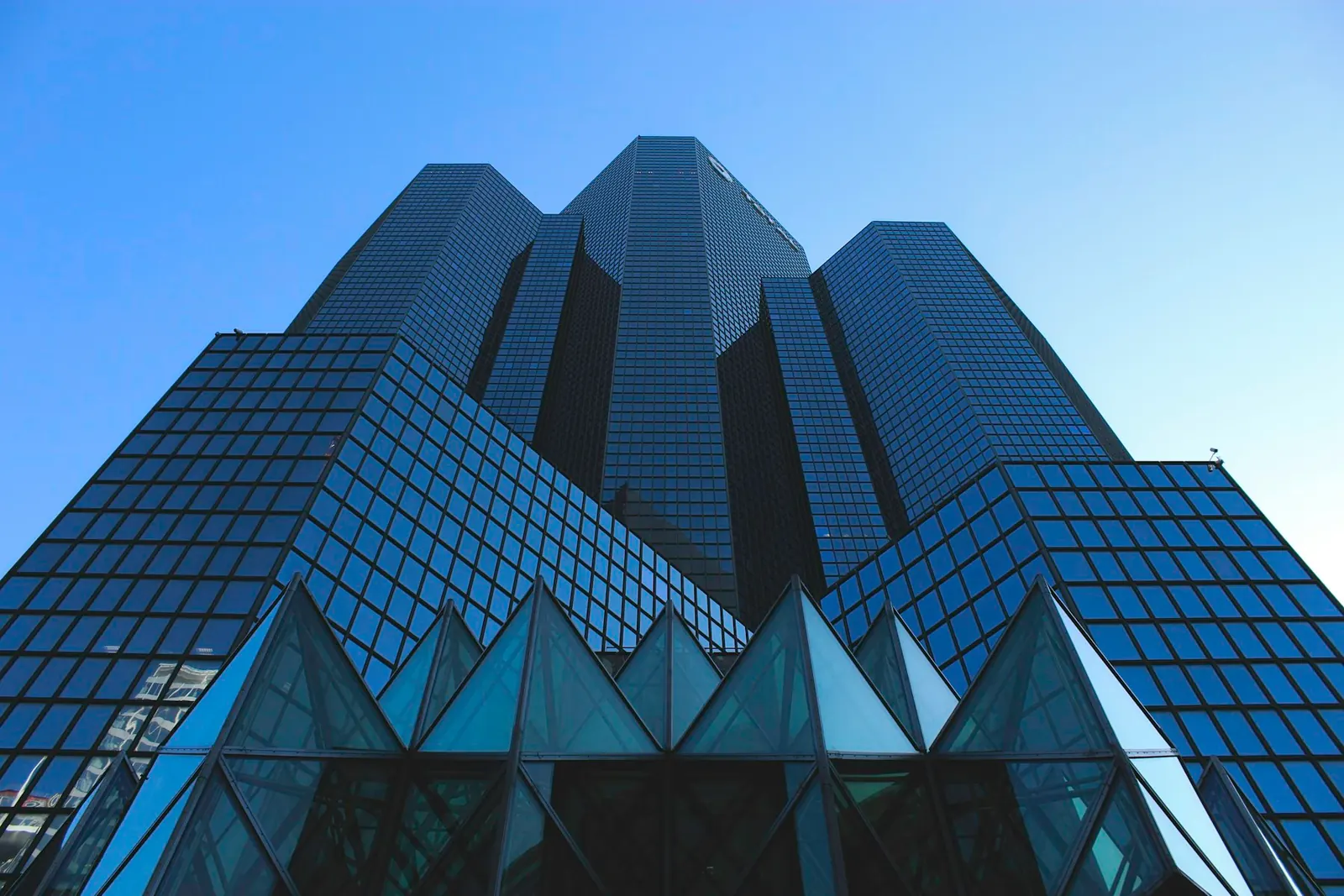 Façades de tours de bureaux dans le quartier de La Défense.